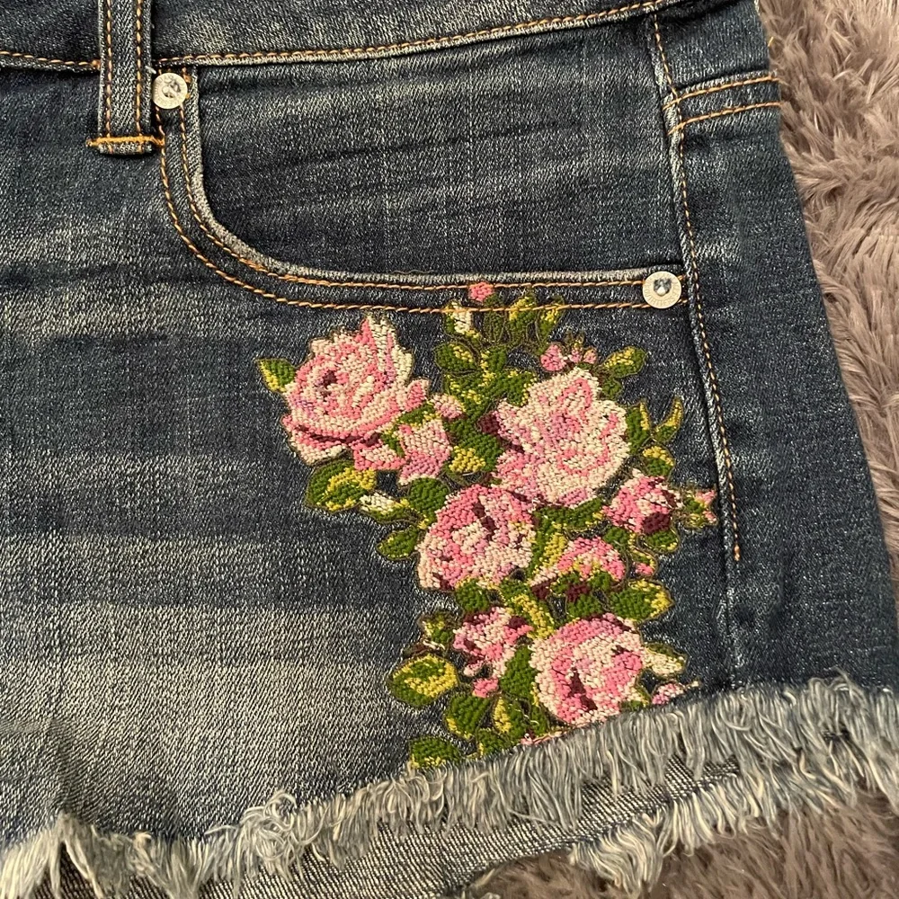 American Eagle Jean Shorts Stretch 8 Embroidered with Florals - Picture 6 of 7